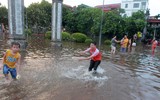 Hà Nội: Sân chơi biến thành 